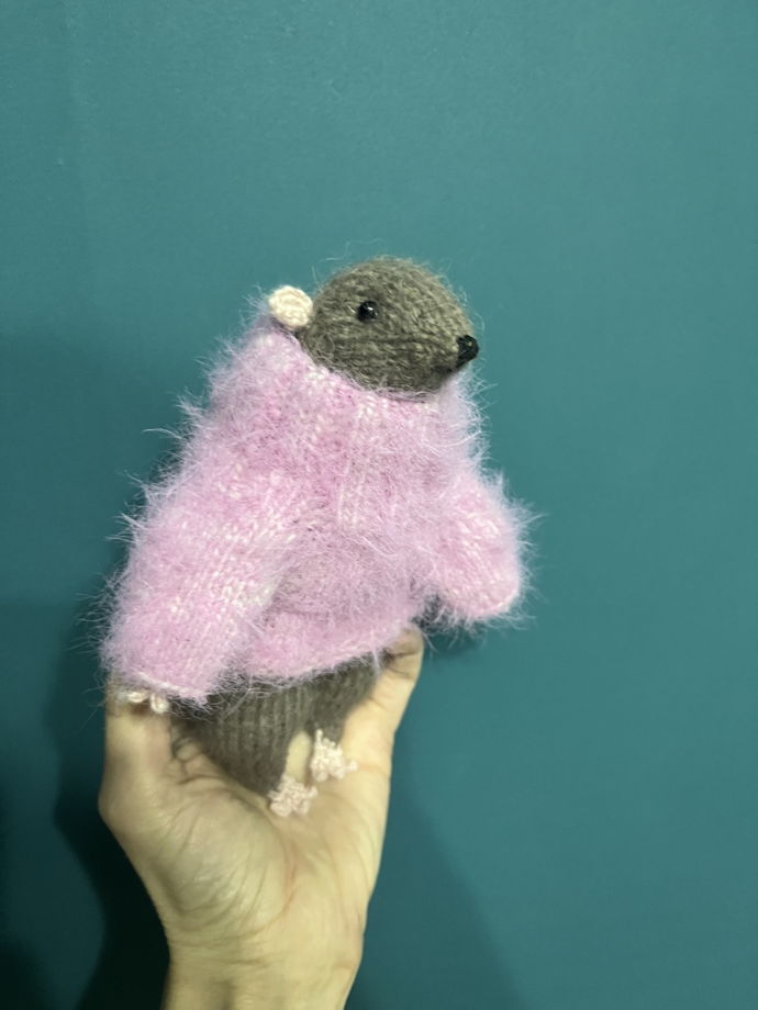 Крыса в розовом свитере вязаная