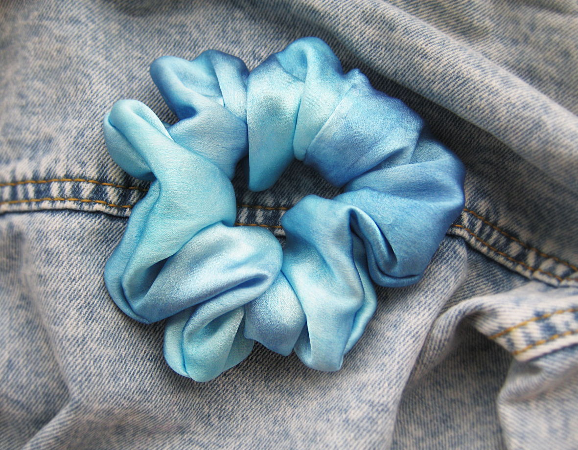 Голубая резинка для волос из натурального шёлка ручной окраски "Айсберг"