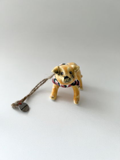 Интерьерная игрушка и статуэтка рыжий пес из костяного фарфора ручной лепки