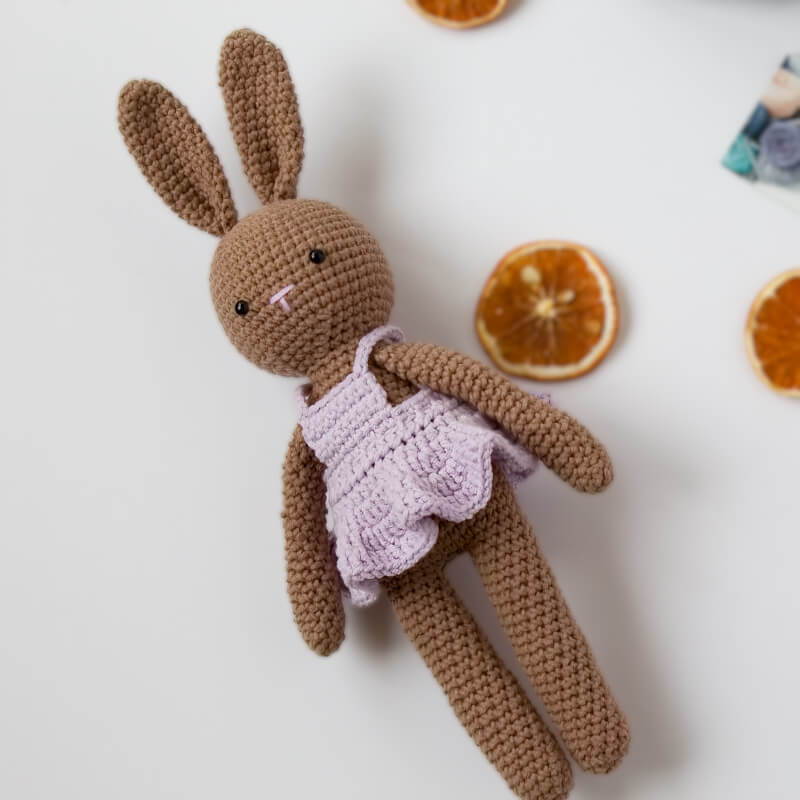 Игрушка мягкая интерьерная - зайка вязаная цвета корицы "Mia"