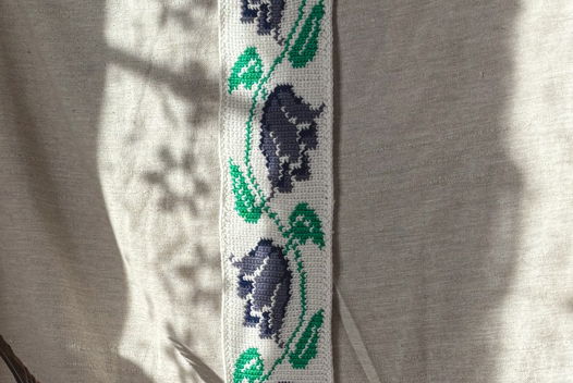 Вязаное панно-гобелен с васильками