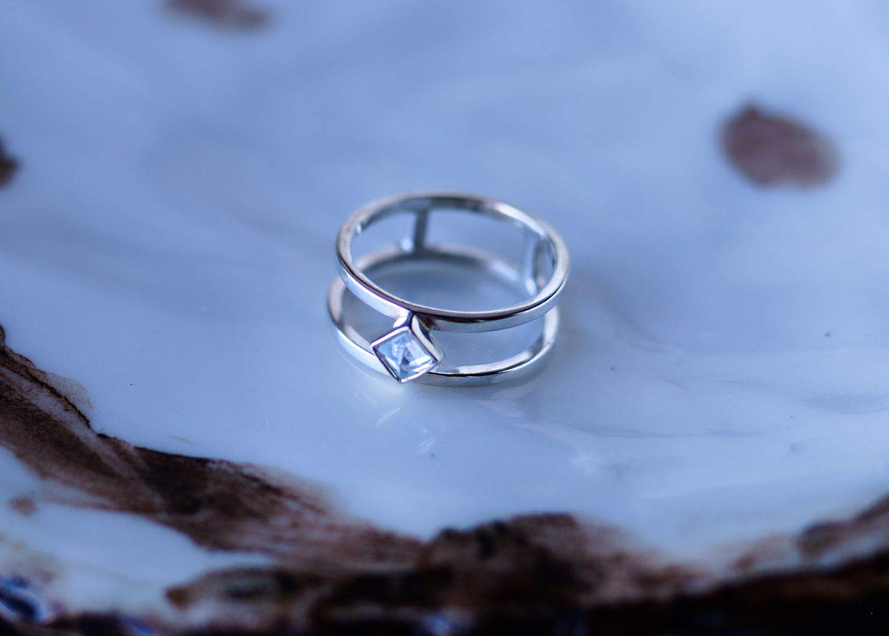 Серебряное кольцо на фалангу двойное с топазом