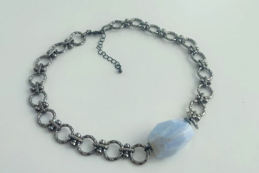 Чокер с камнем сапфирин