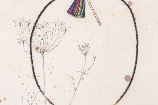 Чокер из черного турмалина шерл и микса натуральных камней, с кистью.