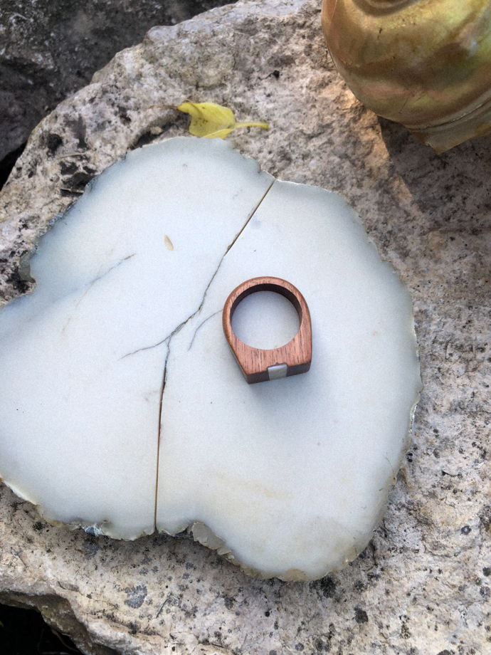 Деревянное кольцо из розовой акации с перламутром