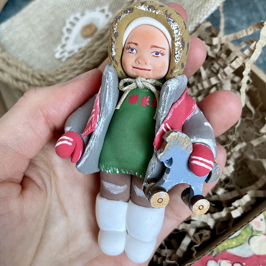Коллекционная елочная игрушка «Девочка с лошадкой в советской шапочке. Советские дети»