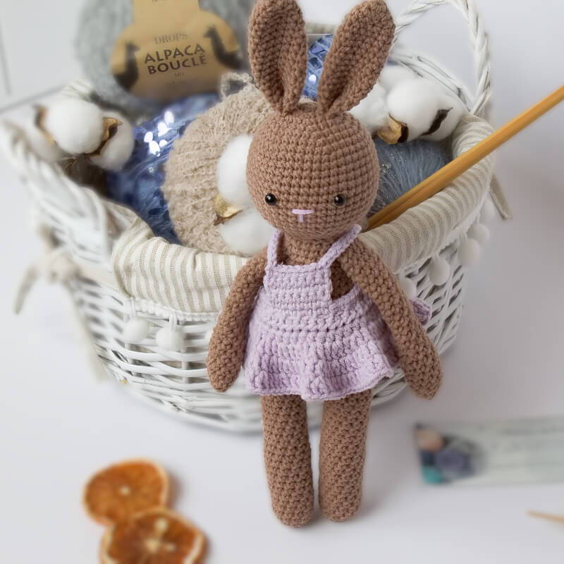 Игрушка мягкая интерьерная - зайка вязаная цвета корицы "Mia"