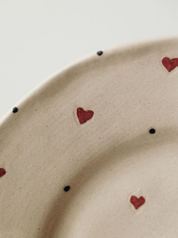 Плоская керамическая тарелка "Сердечки", диаметр 21 см