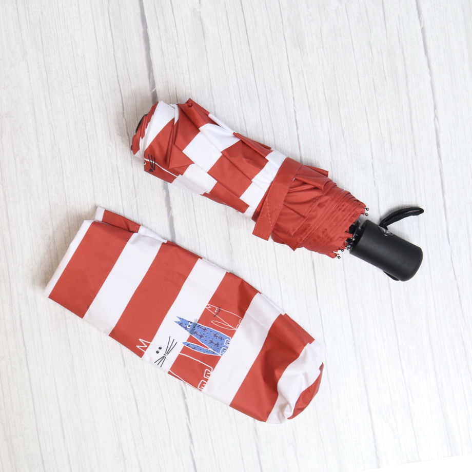 Красный полосатый зонтик с котами для яркого подарка