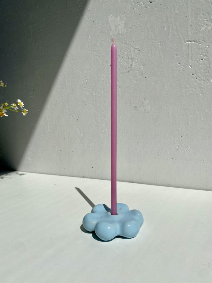 Керамический подсвечник для тонкой свечи в форме цветка