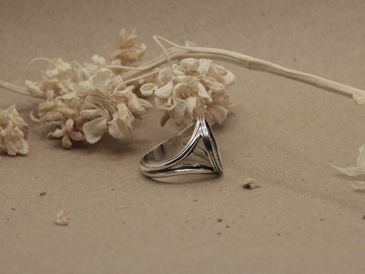 Элегантное кольцо из серебра ручной работы "Трикветр"