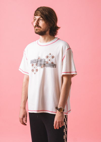 Белая футболка оверсайз с розовой строчкой и принтом "Наркомфин".