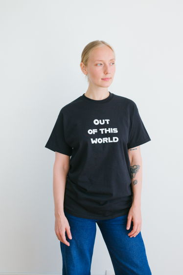 Черная футболка Out of this world