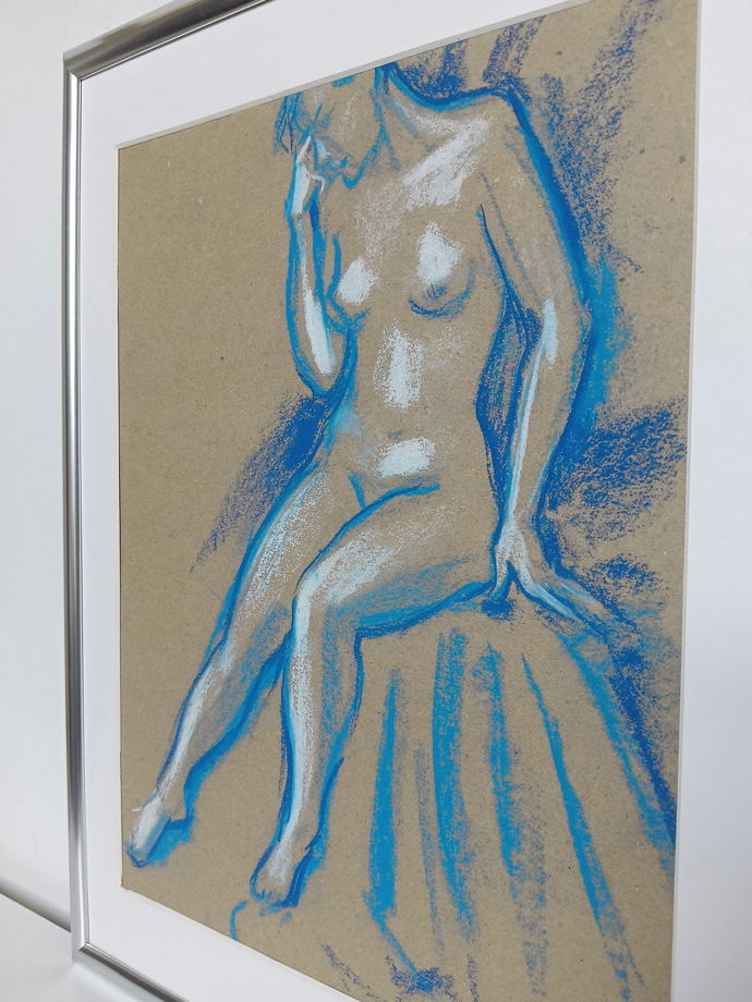 Обнаженная натура в голубых тонах. Интерьерная картина в раме с паспарту.