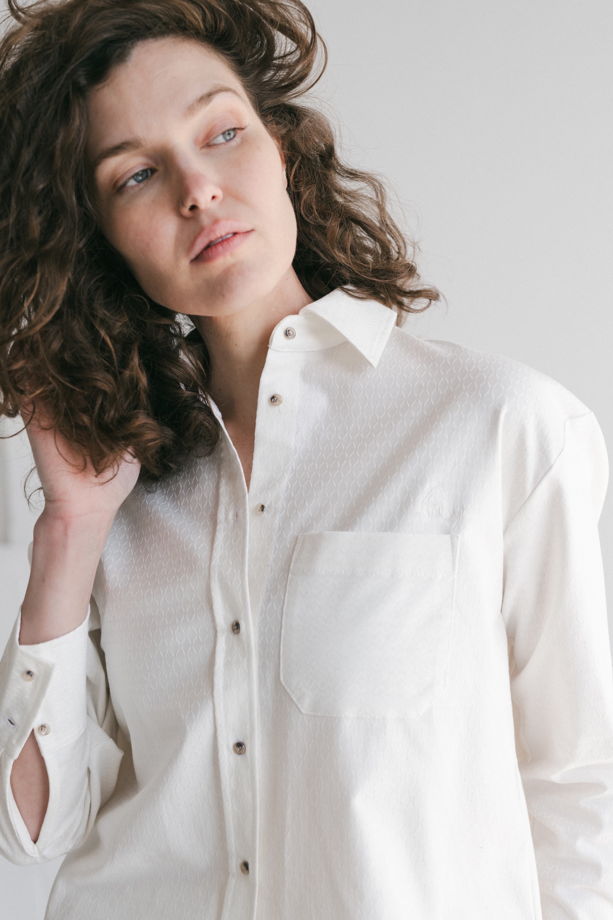 Рубашка из хлопка жаккардового плетения красивого белого оттенка