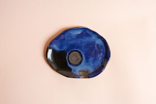 Керамическое блюдце ручной работы, покрытое синей, черной, бронзовой глазурями