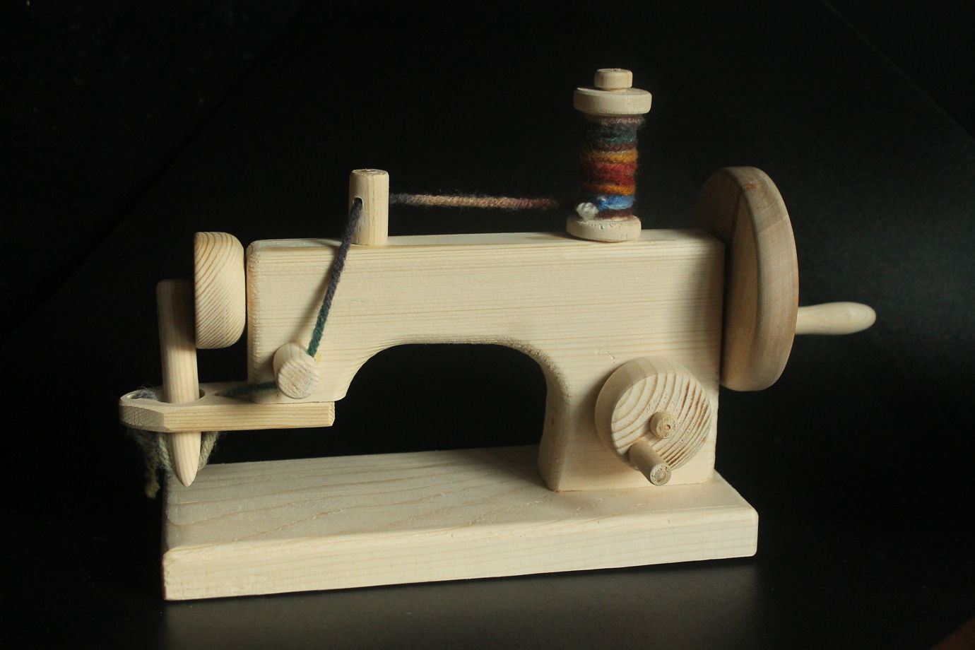 Деревянная швейная машинка