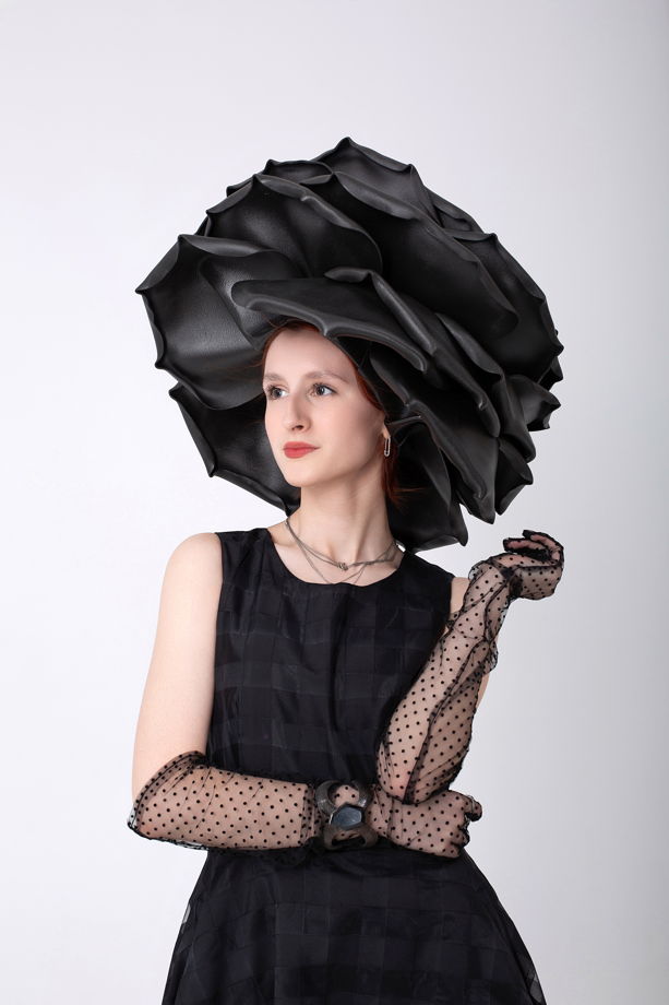 Шляпа черная роза, головные уборы ретро для показа мод, для подиума, драматический образ для фотосессии, большая роза  из изолона ручной работы