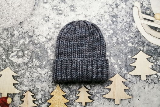 Зимняя вязаная шапка крупной вязки из толстой пряжи