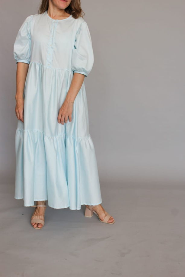 Платье многоярусное длина миди, объемное, с коротким объемным рукавом