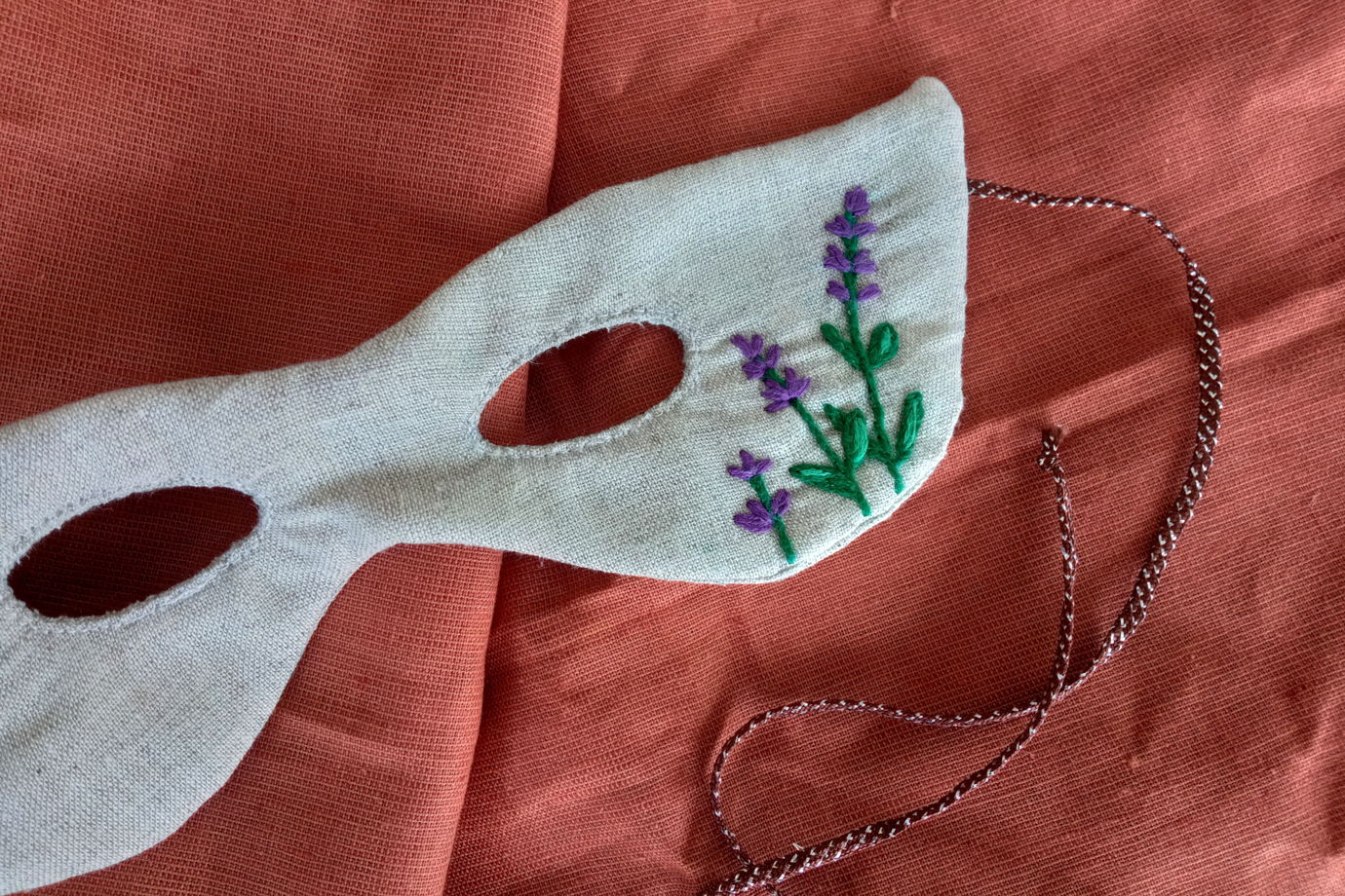 Маскарадная маска с ручной вышивкой "Шалфей"
