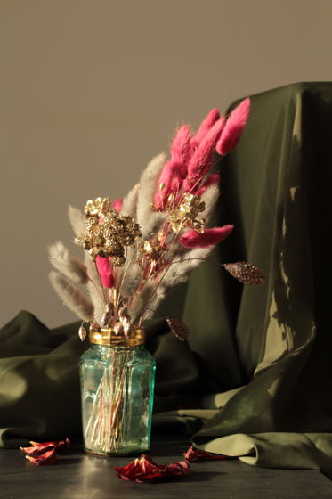 Золоченая ваза из старинной баночки с ярким букетом сухоцветов | Bloom 111
