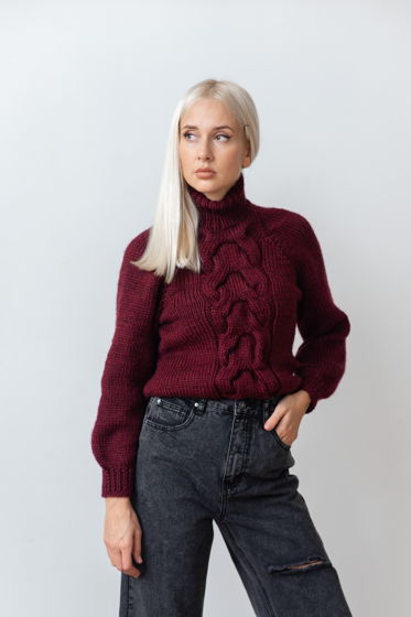 Бордовый женский свитер с косой из полушерсти с воротником