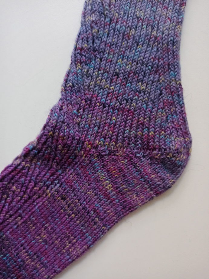 Градиентно-фиолетовые носки ручной работы