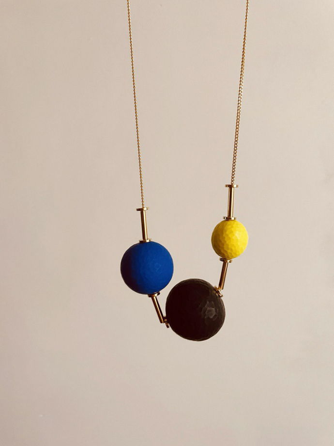 Кулон с тремя яркими шариками на позолоченной цепочке