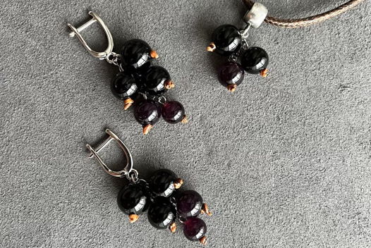 Серьги Черная смородина из стекла