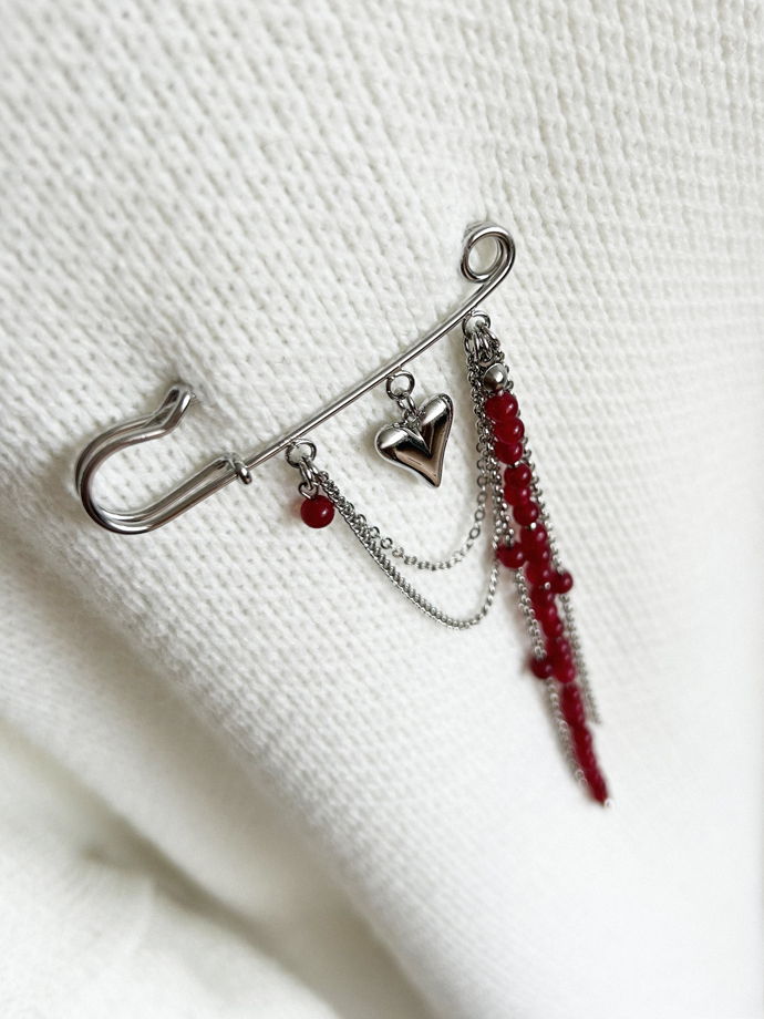 Брошь-булавка с цепочками и подвеской сердечко