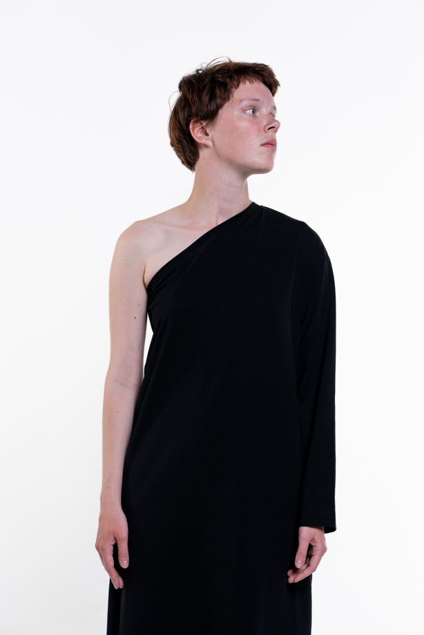 Ассиметричное черное платье