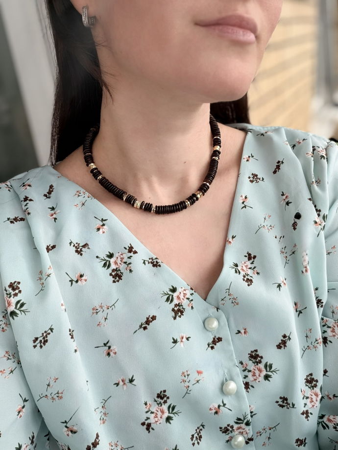 Чокер ручной работы из кокосовых бусин и гематита «Ставка на кокос»