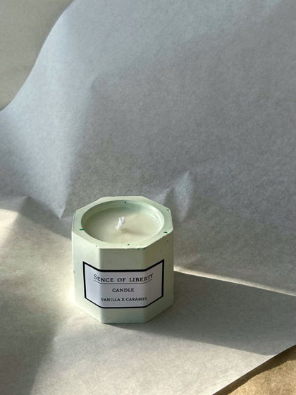 Ароматическая свеча Карамель х ваниль в зеленом гипсовом подсвечнике ручной работы 60 мл