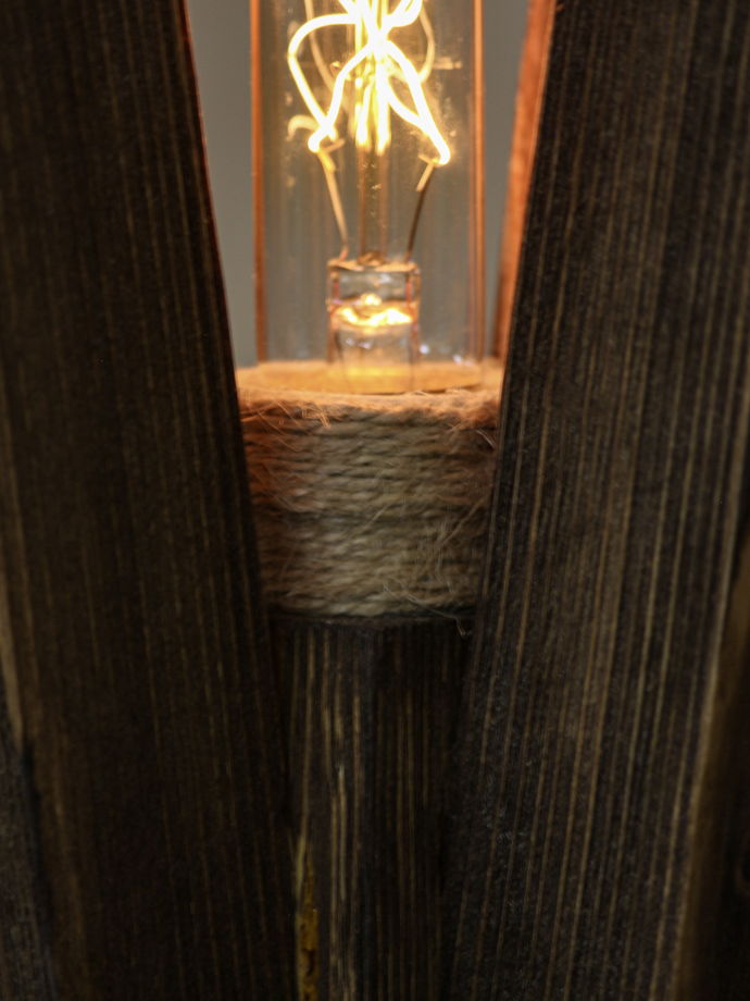 Светильник настольный из дерева ручной работы "W"