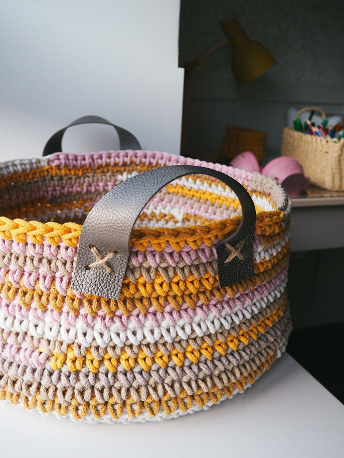 Большая вязаная разноцветная корзина с кожаными ручками