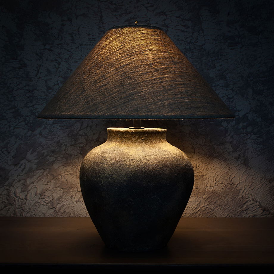 Настольная керамическая лампа ручной работы со светлым абажуром «Vabisabi 2»