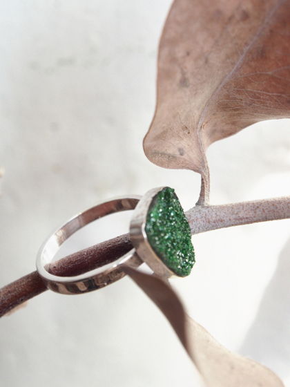 Серебряное кольцо с зелёным гранатом