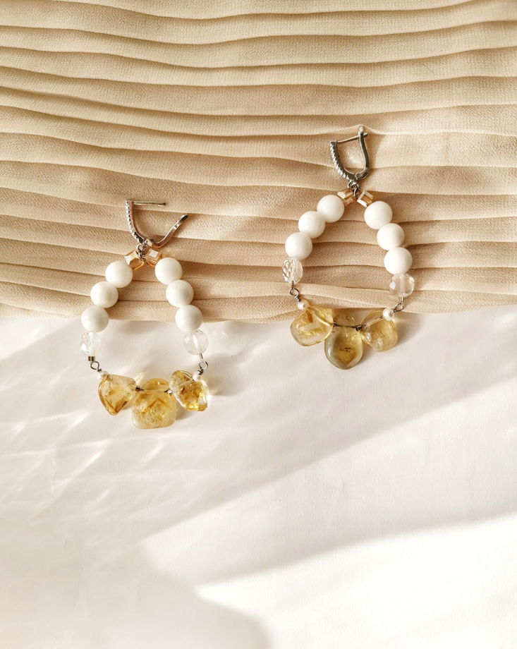 Белые серьги с природным цитрином