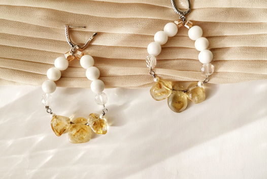 Белые серьги с природным цитрином