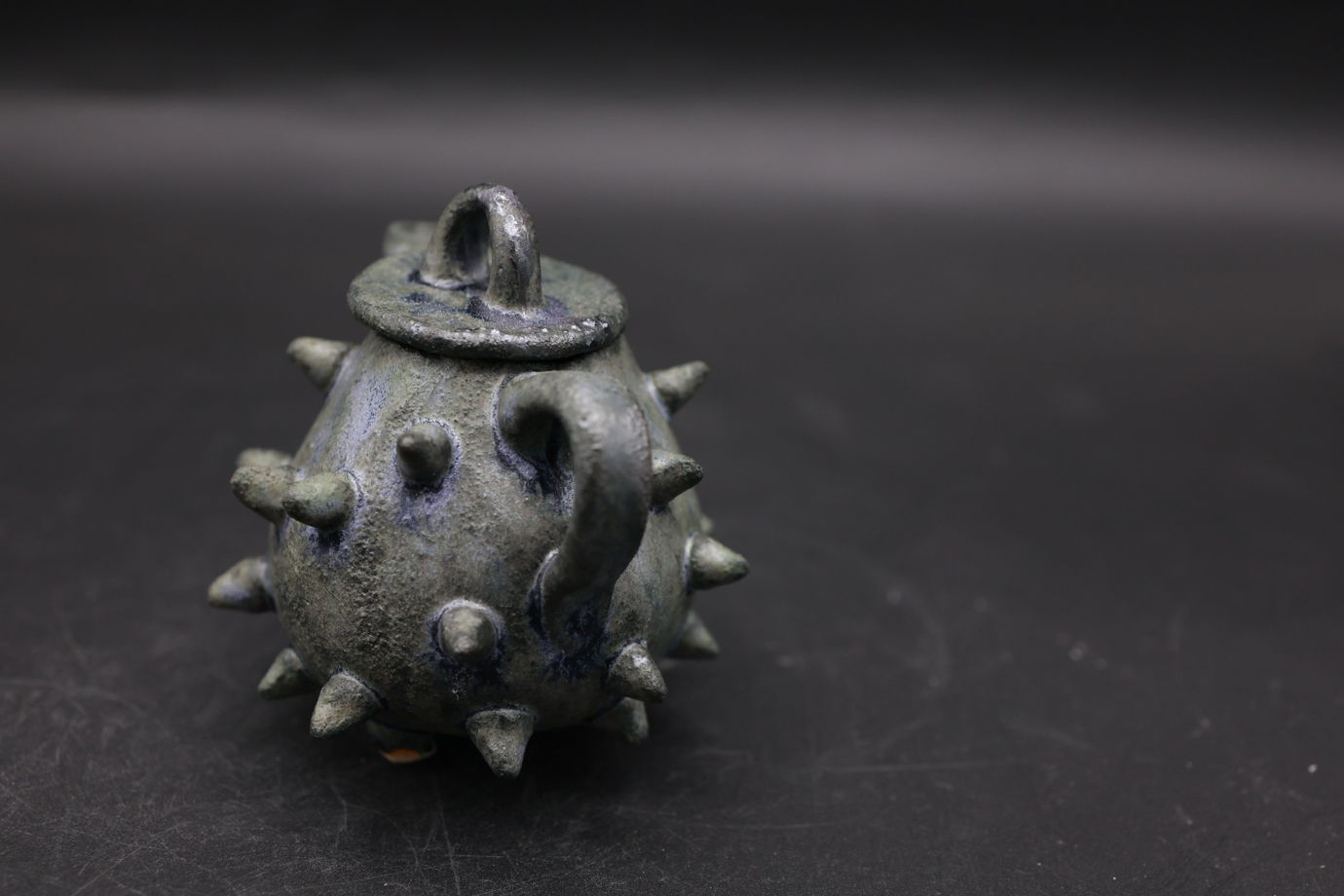 маленький чайник с колючками