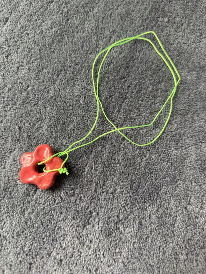 Кулончик в форме цветочка на зелёной нити Ani.g.bracelets