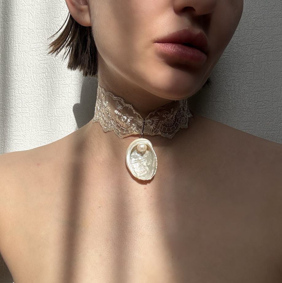 Кружевной чокер с морской ракушкой