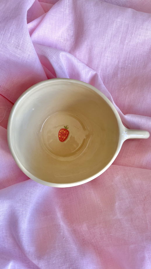 Кружка с клубникой и надписью