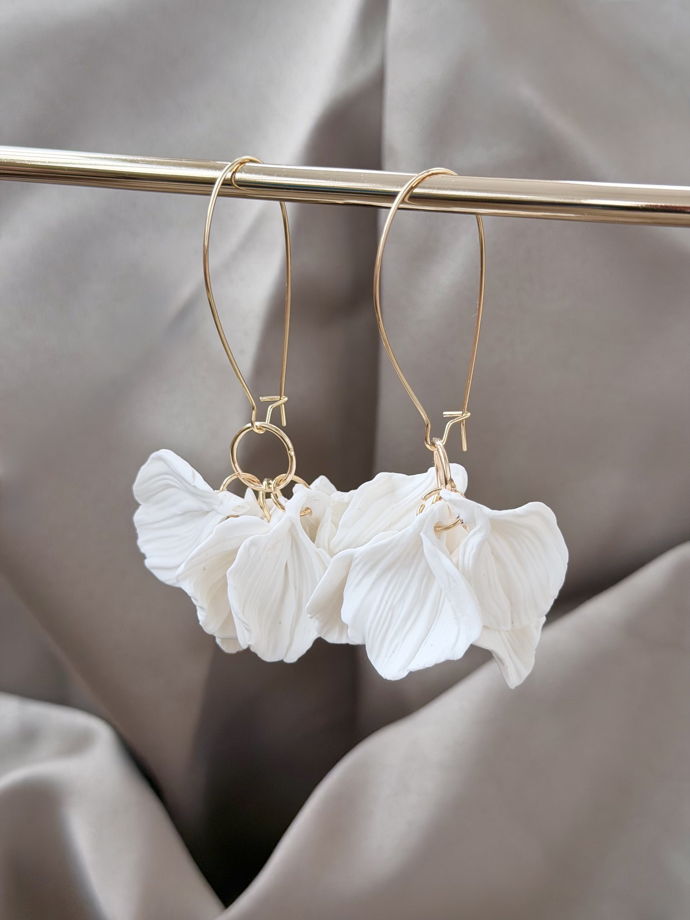 Женские серьги ручной работы из полимерной глины белого цвета с лепестками, латунная фурнитура, украшение на свадьбу и выпускной
