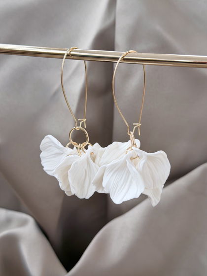 Женские серьги ручной работы из полимерной глины белого цвета с лепестками, латунная фурнитура, украшение на свадьбу и выпускной