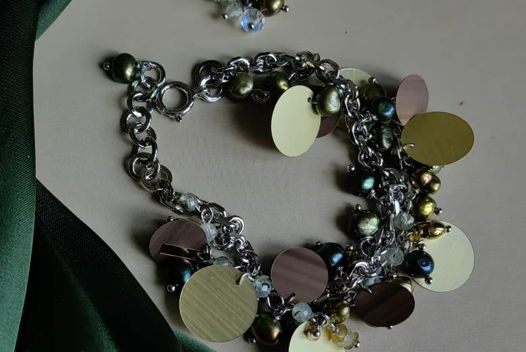 Браслет с цветным жемчугом, пренитом и французскими пайетками
