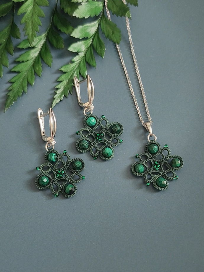 Комплект украшений с малахитом, зеленые серьги и кулон фриволите