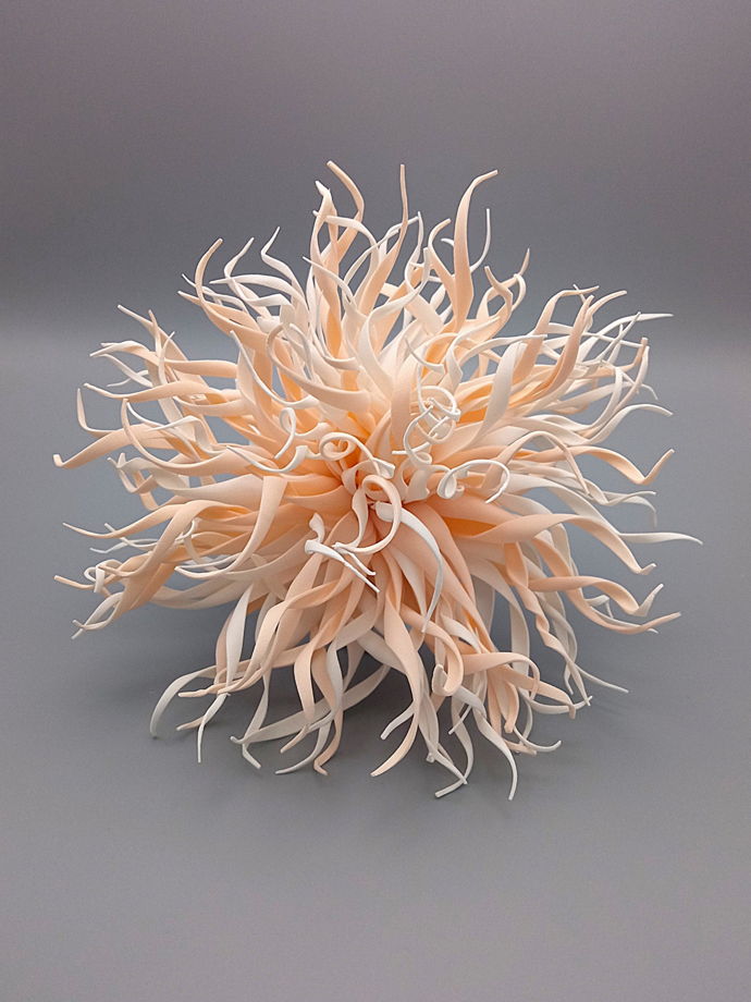 Брошь-хризантема в персиковых оттенках из фоамирана