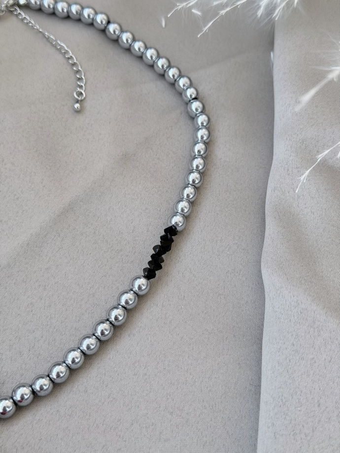 Колье ручной работы из гематита и алмазного стекла «Как ни крути»